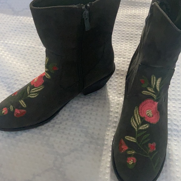 Weeboo Ankle Boots - Picture 2 of 8